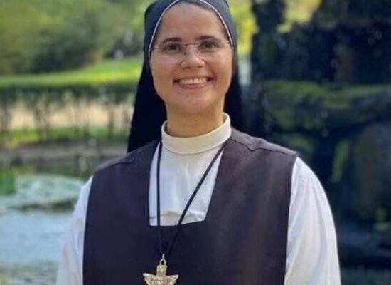Freira baiana morre na Itália após tentar salvar colegas no mar