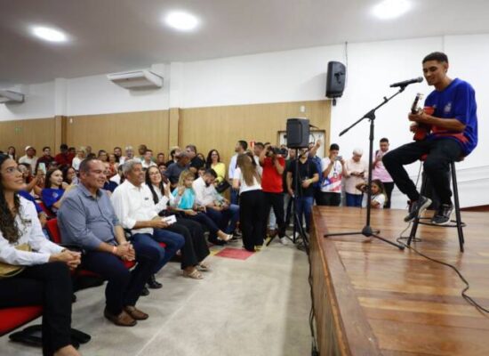 Governo do Estado entrega escola em tempo integral, obra viária e anuncia novos investimentos em Jaborandi
