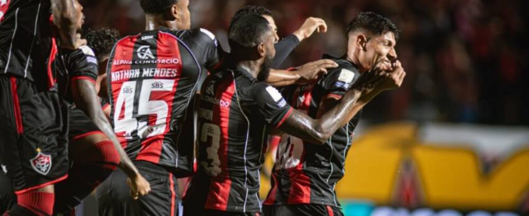 Vitória goleia Coritiba por 4×1 no Barradão e salta de colocação no Brasileirão