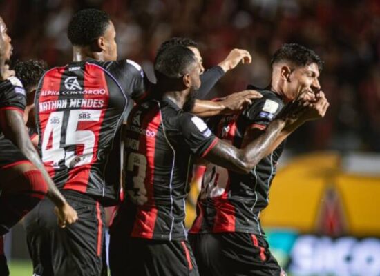 Vitória goleia Coritiba por 4×1 no Barradão e salta de colocação no Brasileirão