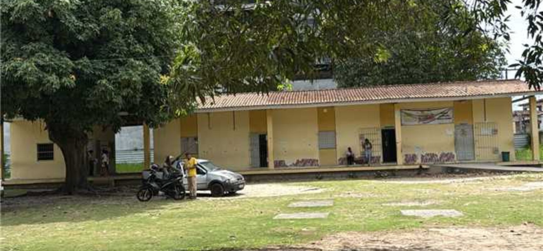Colégio Gisélia Soares recebe serviços de roçagem e capinagem