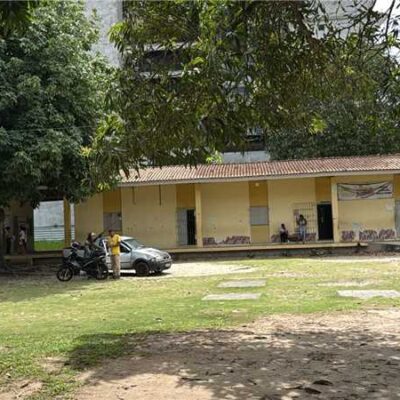 Colégio Gisélia Soares recebe serviços de roçagem e capinagem