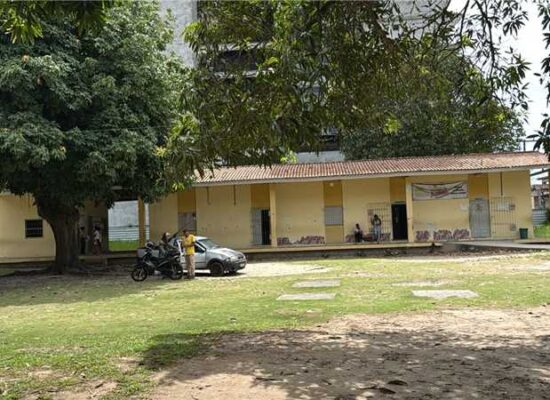 Colégio Gisélia Soares recebe serviços de roçagem e capinagem