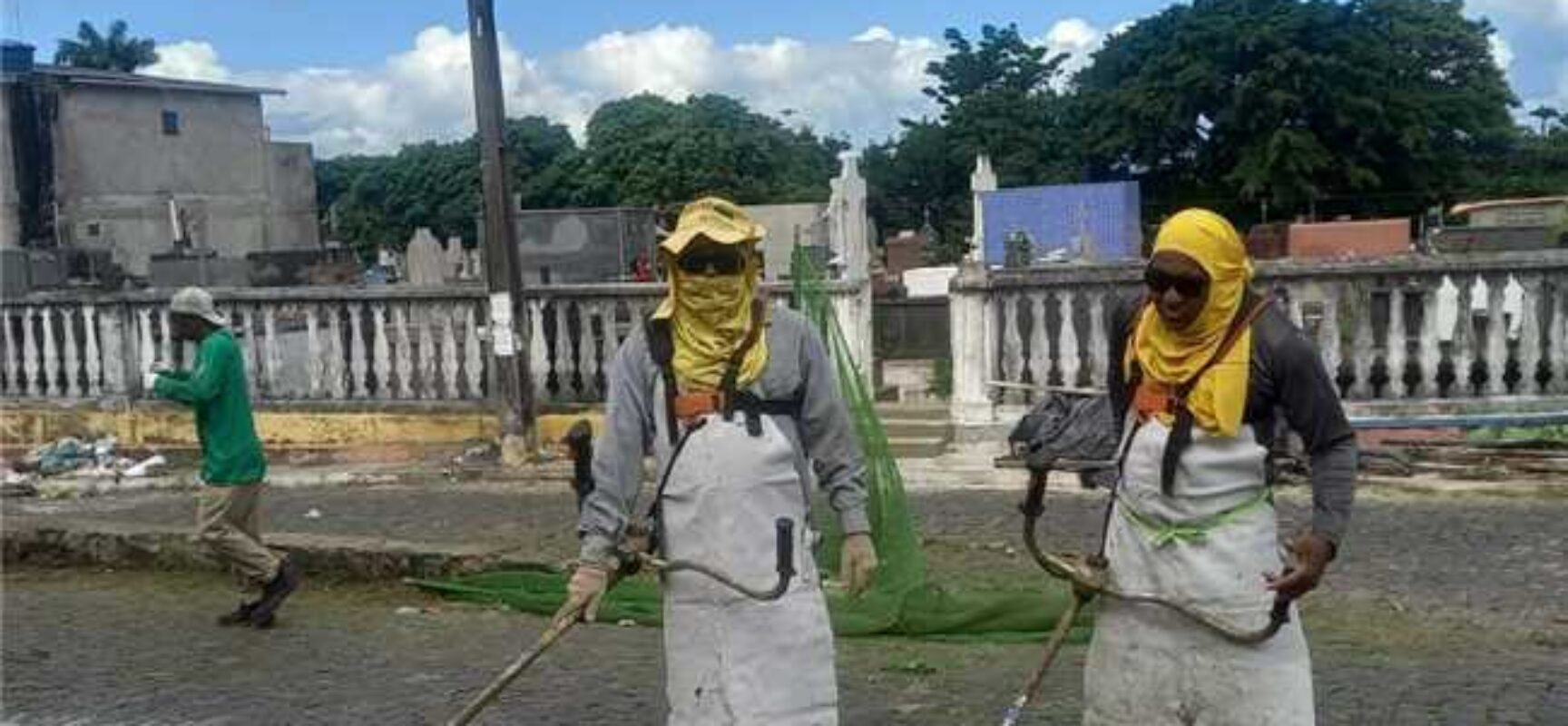 Prefeitura realiza serviços de roçagem no Alto Teresópolis e na Ladeira da Baixa Fria