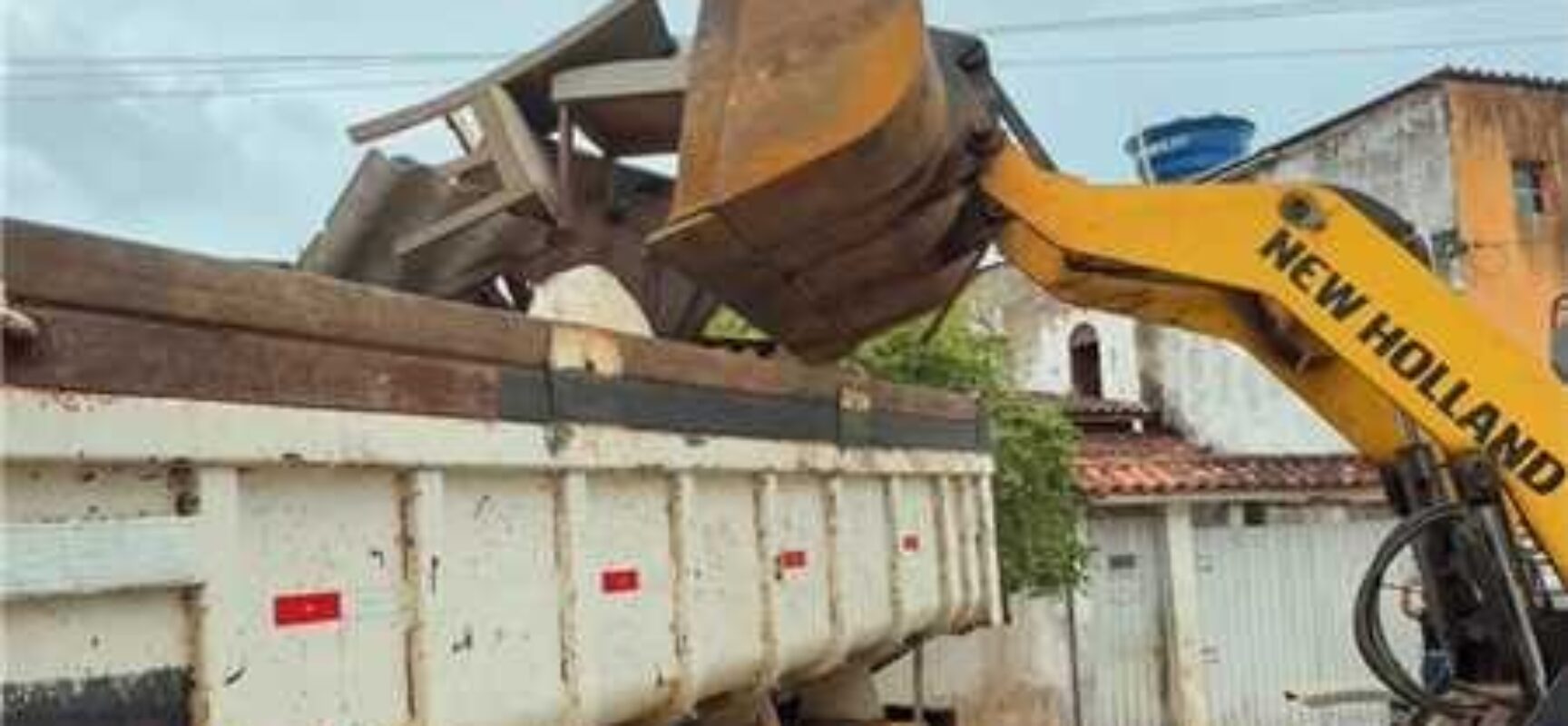 Prefeitura de Ilhéus realiza coleta de móveis e eletrodomésticos descartados no Hernani Sá