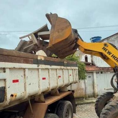 Prefeitura de Ilhéus realiza coleta de móveis e eletrodomésticos descartados no Hernani Sá