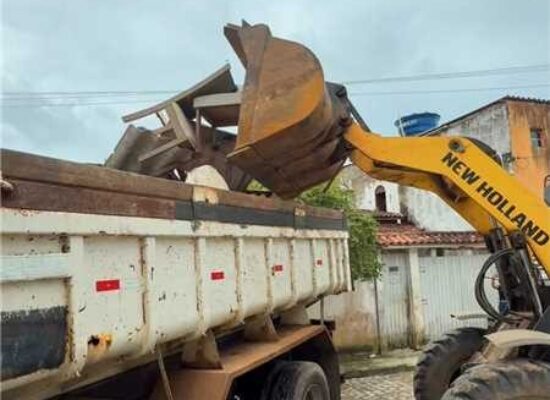Prefeitura de Ilhéus realiza coleta de móveis e eletrodomésticos descartados no Hernani Sá