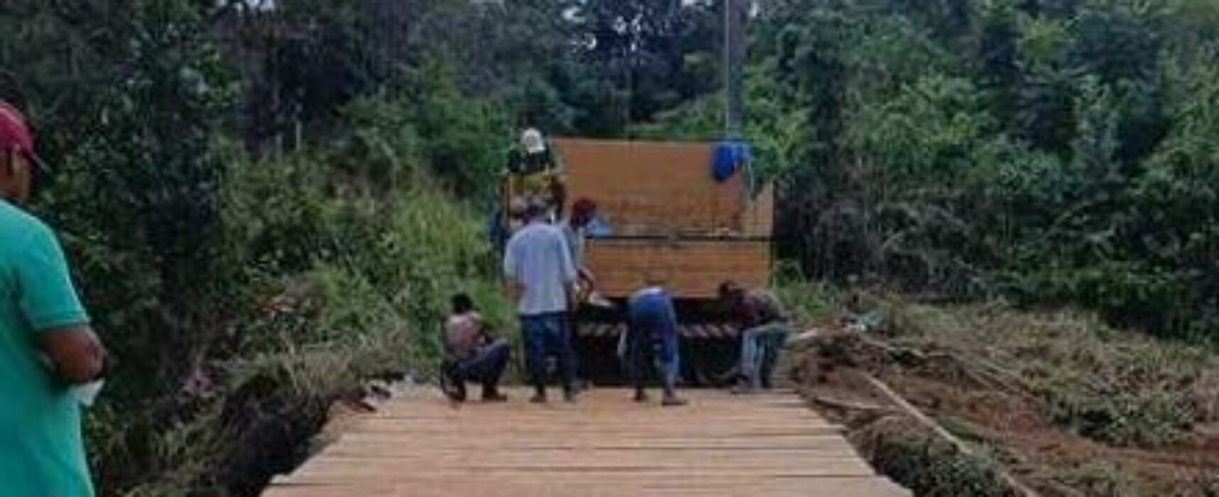 Ação conjunta entre Prefeitura e agricultores recupera Ponte do Lourenço no distrito de Rio do Braço
