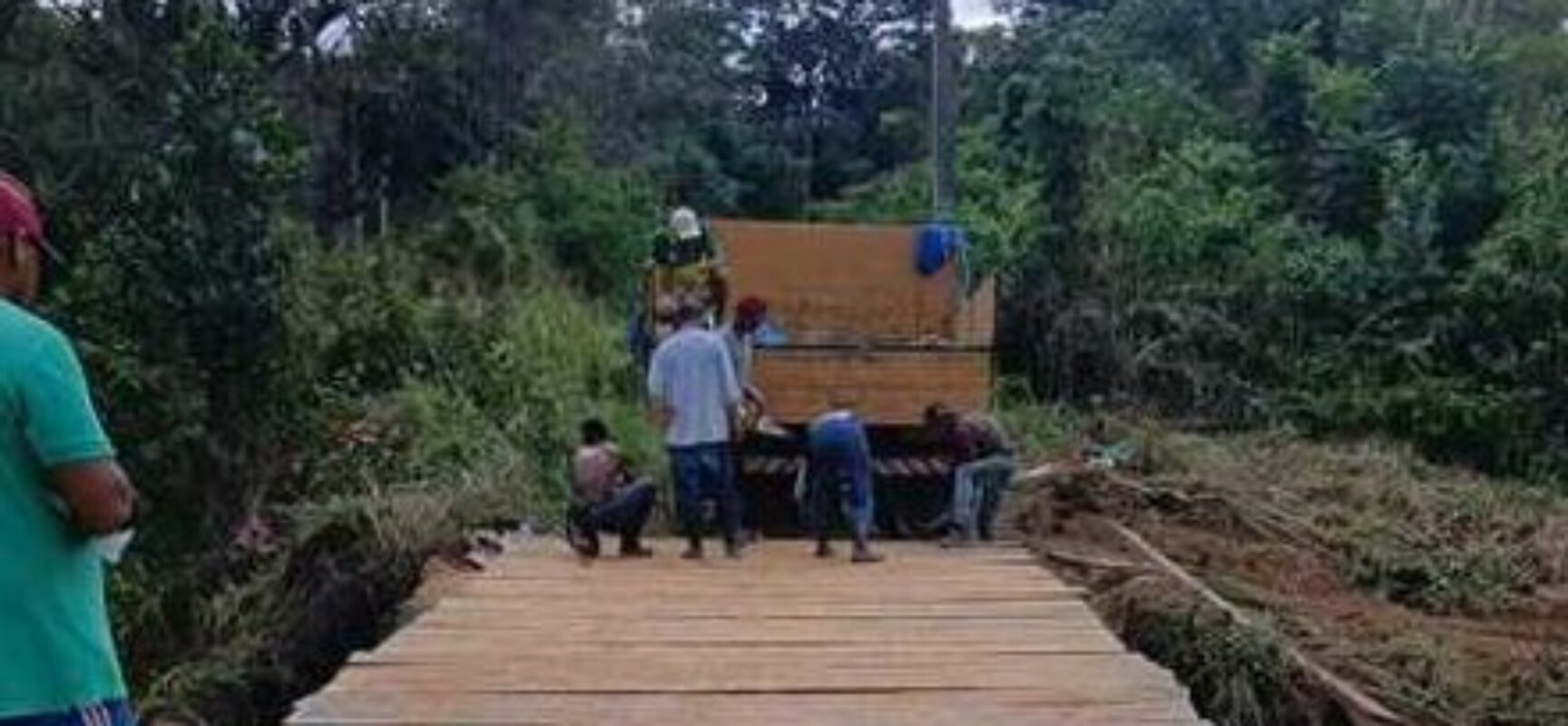Ação conjunta entre Prefeitura e agricultores recupera Ponte do Lourenço no distrito de Rio do Braço