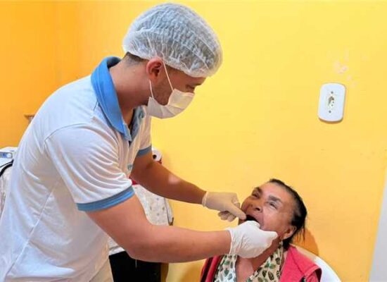 Prefeitura de Ilhéus entrega 120 próteses dentárias na Ponta da Tulha
