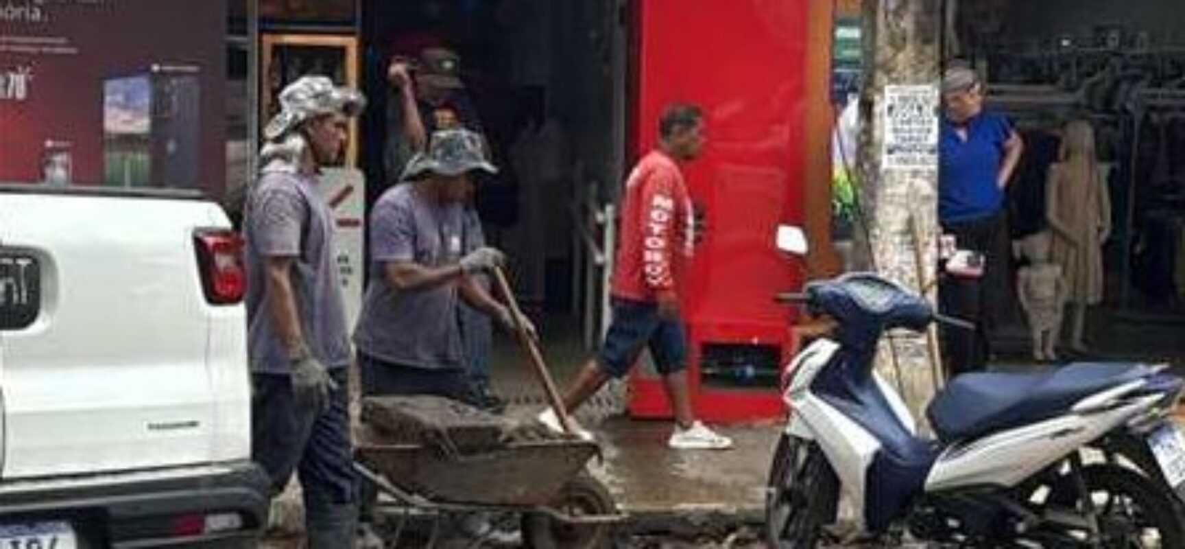 Prefeitura intensifica limpeza de bueiros para reduzir riscos de alagamentos em Ilhéus