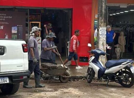 Prefeitura intensifica limpeza de bueiros para reduzir riscos de alagamentos em Ilhéus
