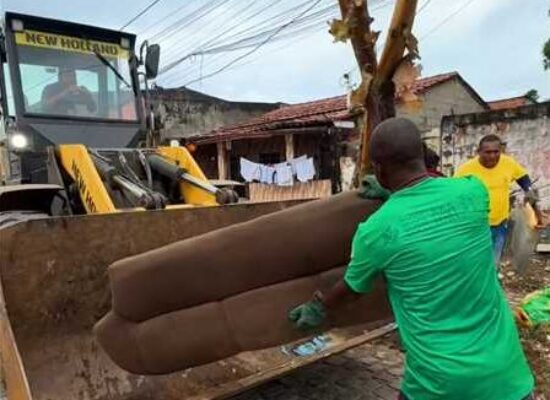 Prefeitura de Ilhéus realiza coleta de móveis em desuso no Nelson Costa