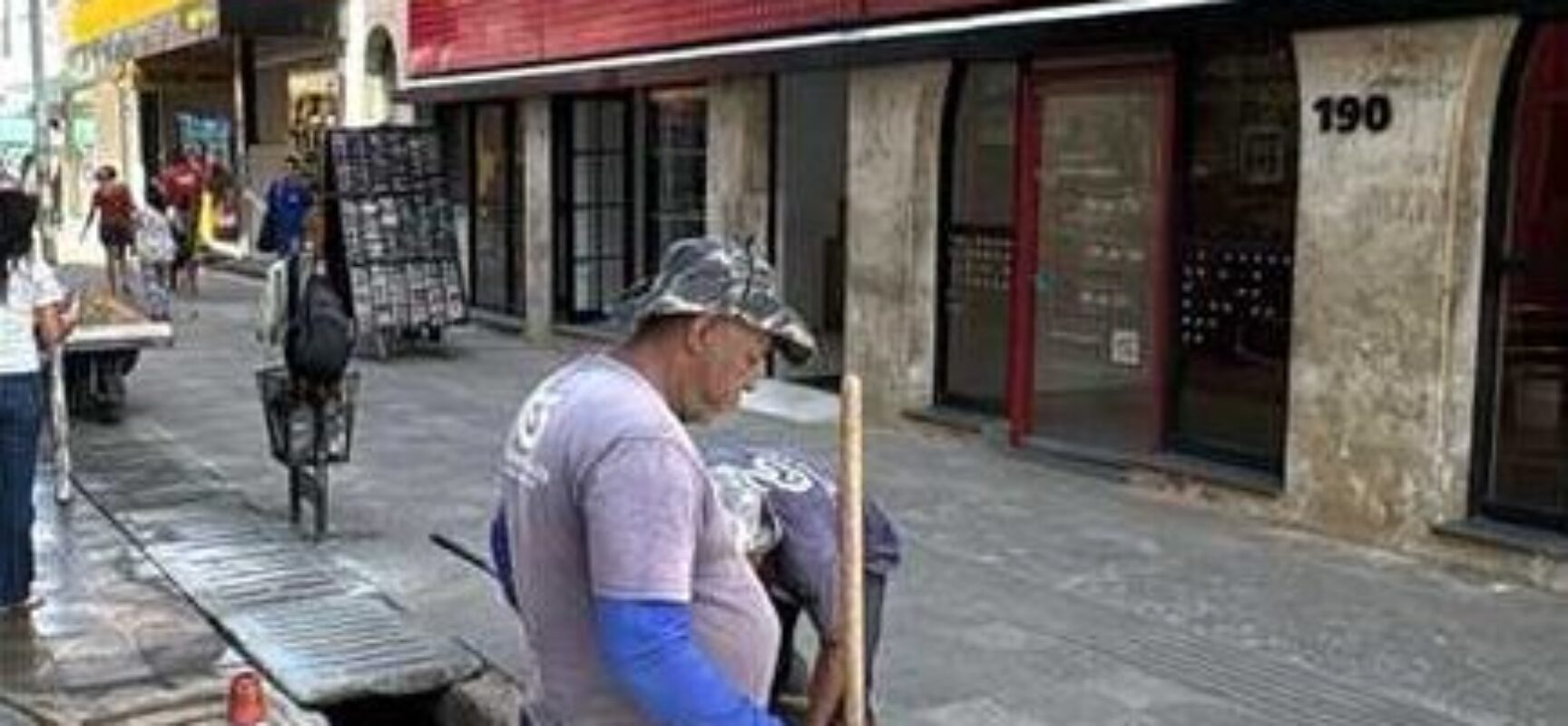Prefeitura realiza limpeza preventiva de canaletas no Calçadão da Rua Marquês de Paranaguá