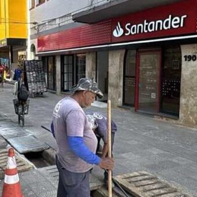 Prefeitura realiza limpeza preventiva de canaletas no Calçadão da Rua Marquês de Paranaguá