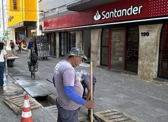 Prefeitura realiza limpeza preventiva de canaletas no Calçadão da Rua Marquês de Paranaguá