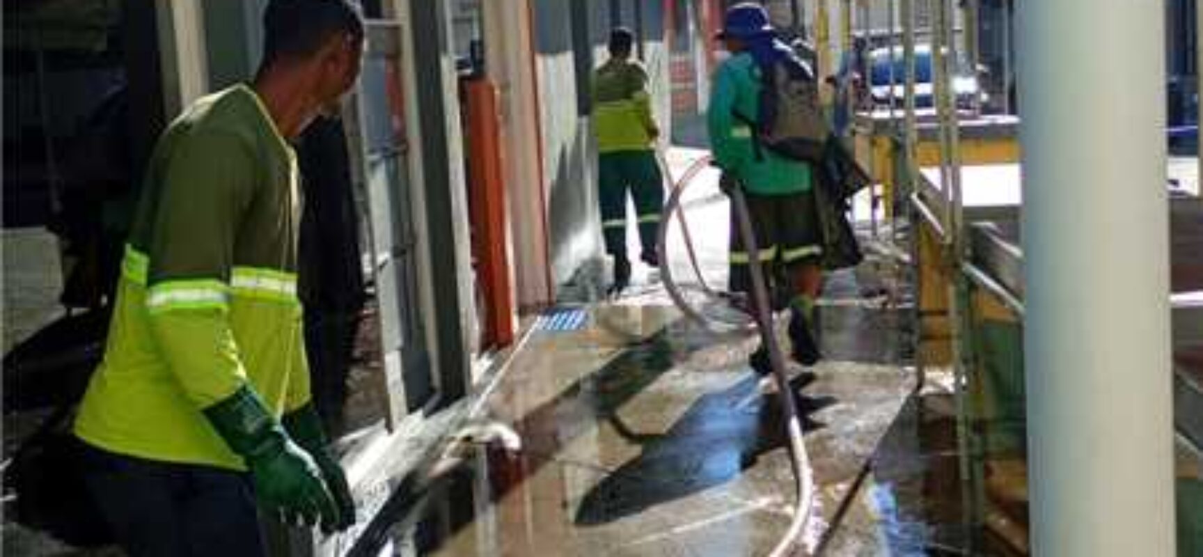 Operação de lavagem reforça serviços de limpeza no centro de Ilhéus