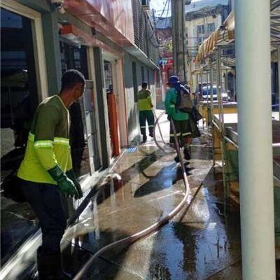 Operação de lavagem reforça serviços de limpeza no centro de Ilhéus