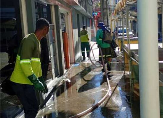 Operação de lavagem reforça serviços de limpeza no centro de Ilhéus