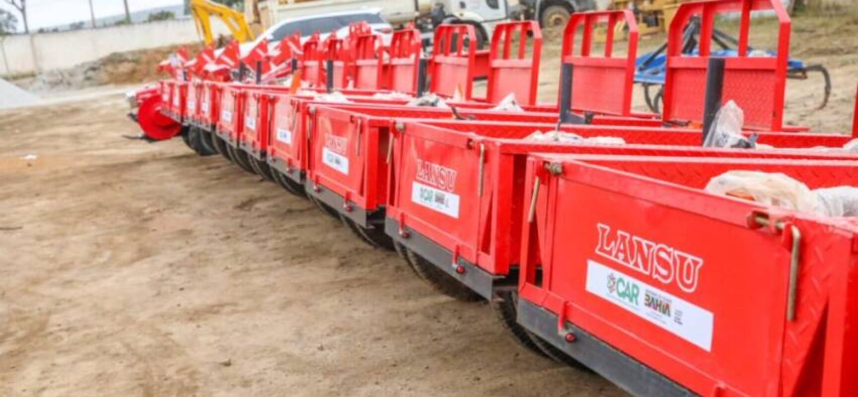 Governo da Bahia entrega máquinas, equipamentos e 2.700 caixas d’água para a agricultura familiar de 18 municípios