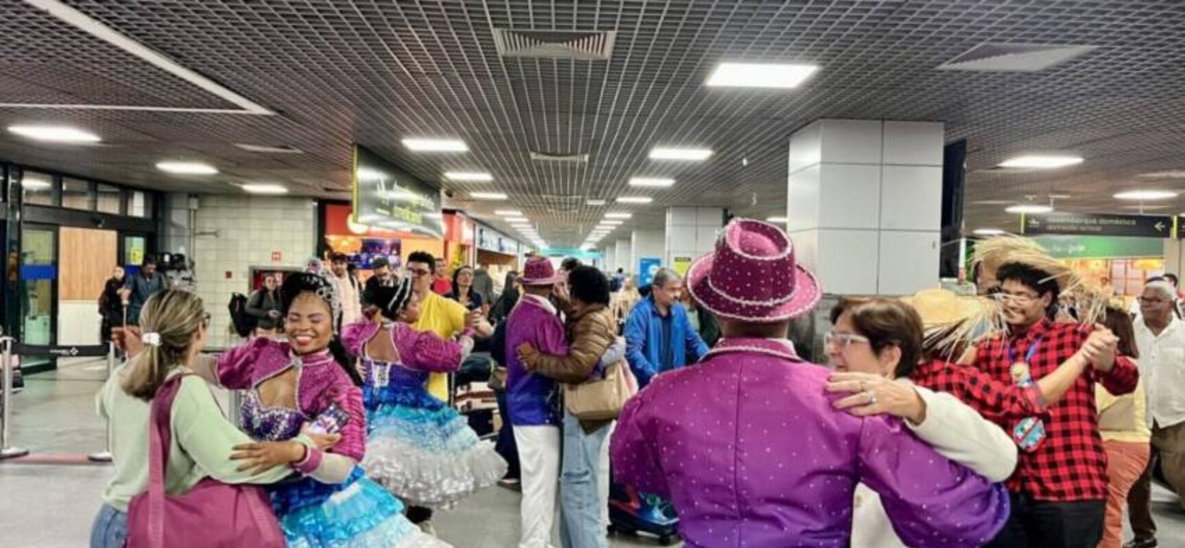 Receptivo típico da Setur-BA anima turistas nacionais e estrangeiros, que chegam para o São João da Bahia