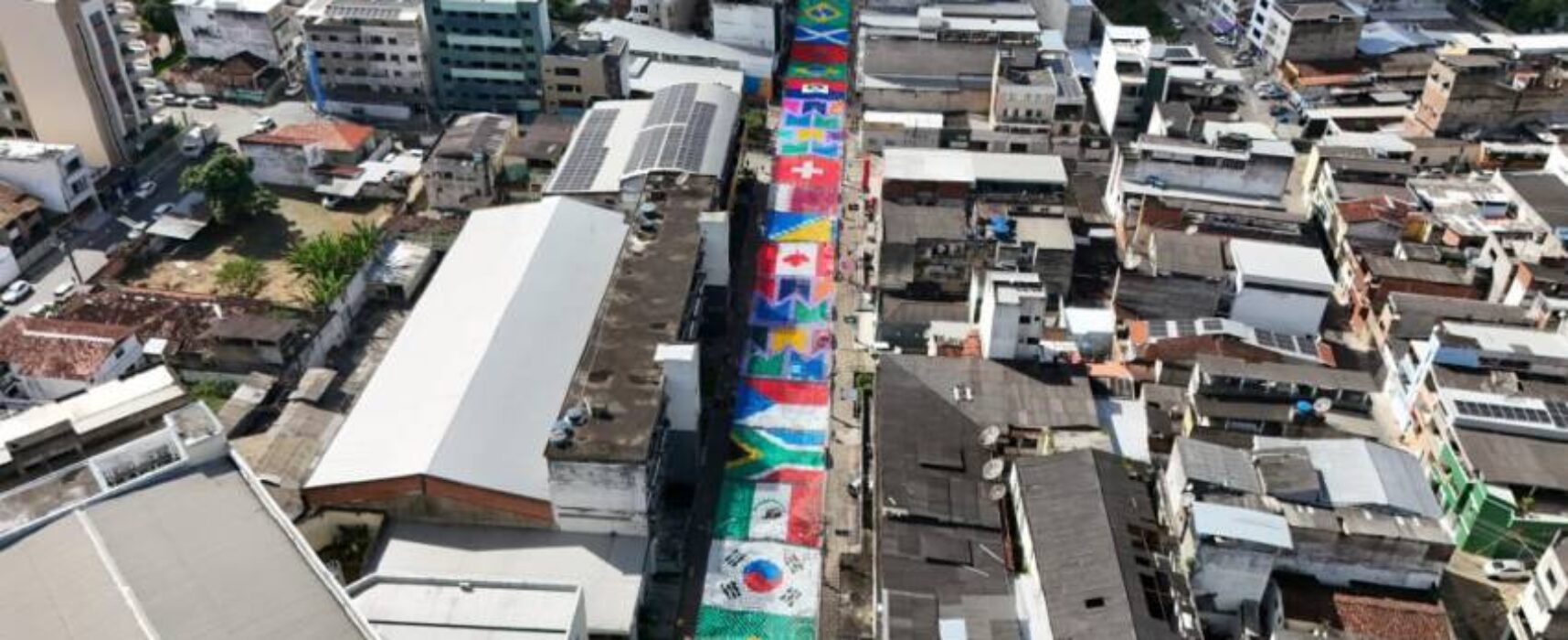 Maior ornamentação da Bahia: Bandeirolas na Cinquentenário anunciam o Ita Pedro 2026 e aquecem o comércio de Itabuna