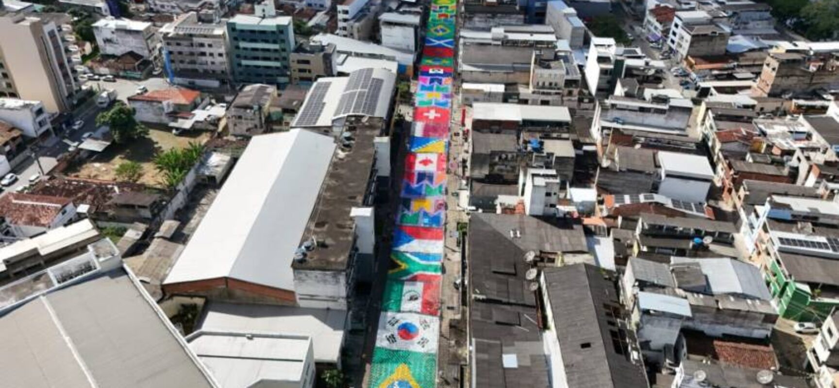 Maior ornamentação da Bahia: Bandeirolas na Cinquentenário anunciam o Ita Pedro 2026 e aquecem o comércio de Itabuna