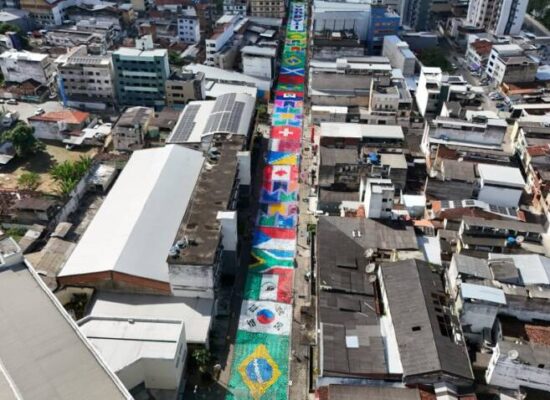 Maior ornamentação da Bahia: Bandeirolas na Cinquentenário anunciam o Ita Pedro 2026 e aquecem o comércio de Itabuna