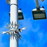 Após 81 furtos de luminárias na Garibaldi, prefeitura instala proteção em postes de Salvador