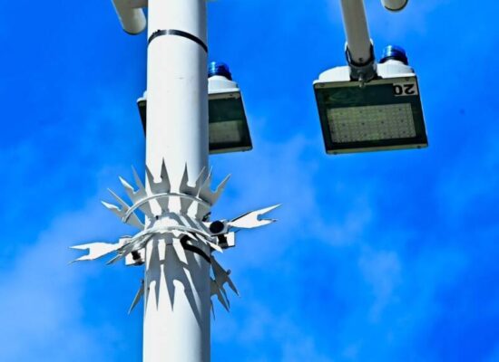 Após 81 furtos de luminárias na Garibaldi, prefeitura instala proteção em postes de Salvador