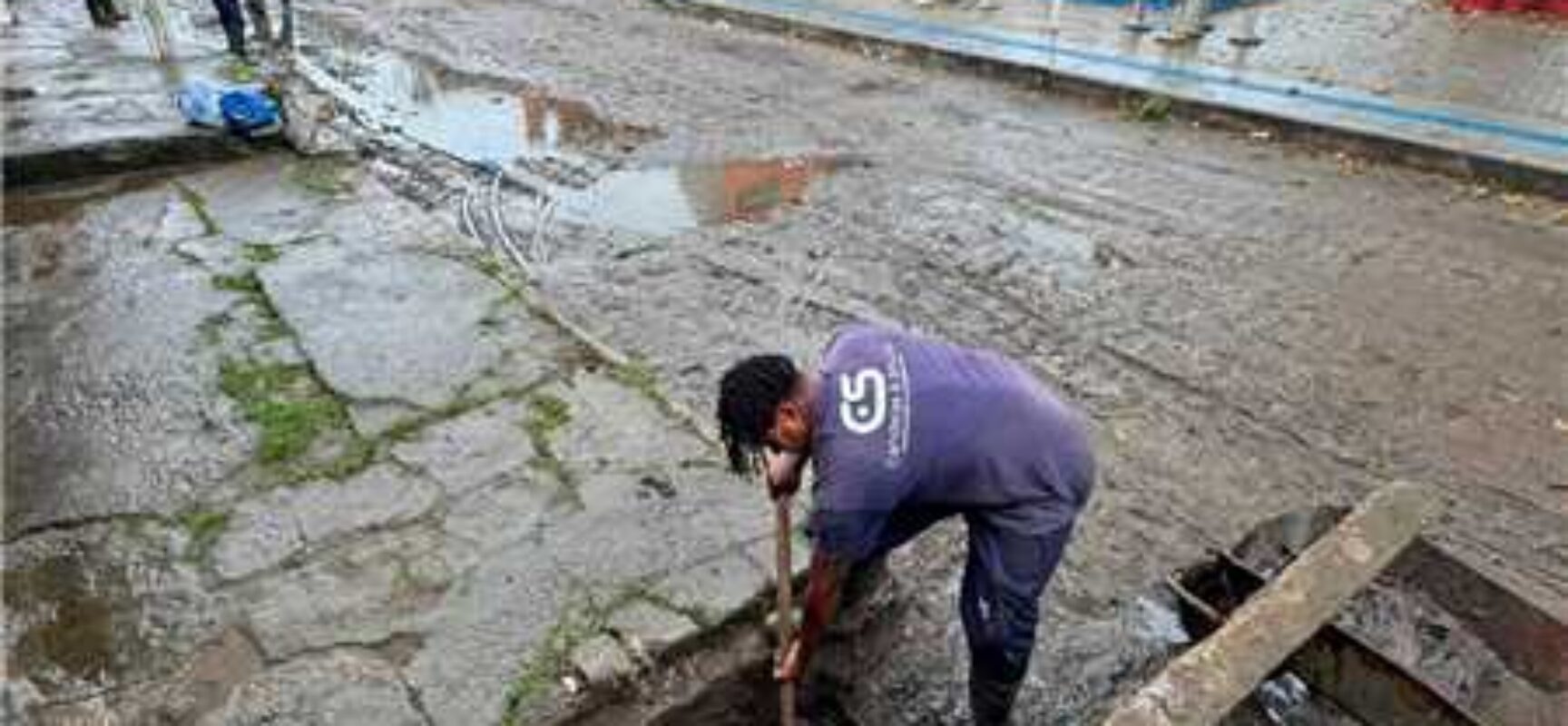Prefeitura realiza limpeza e desobstrução de bueiros na Praça da Mangueira