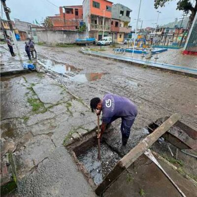 Prefeitura realiza limpeza e desobstrução de bueiros na Praça da Mangueira