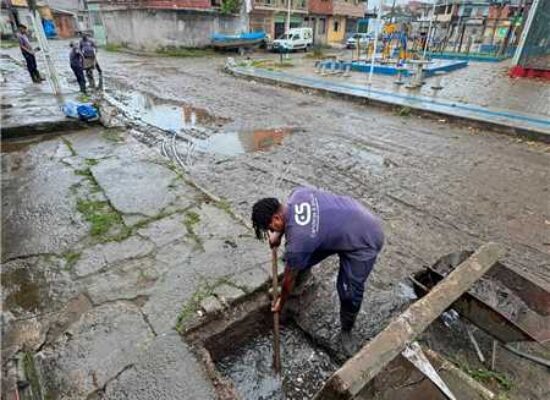 Prefeitura realiza limpeza e desobstrução de bueiros na Praça da Mangueira