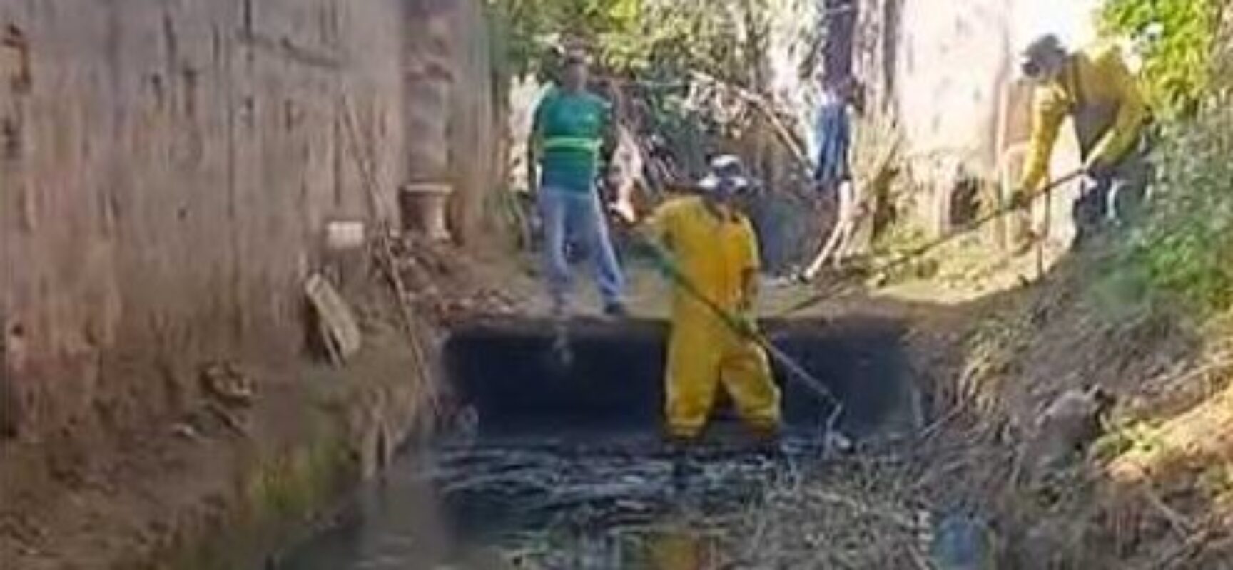 Limpeza de canal reforça manutenção urbana na Rua do Cano