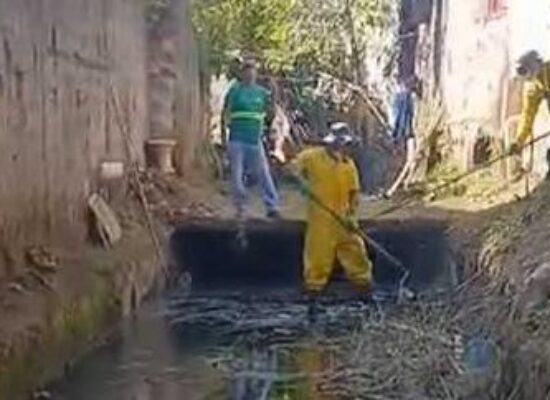 Limpeza de canal reforça manutenção urbana na Rua do Cano