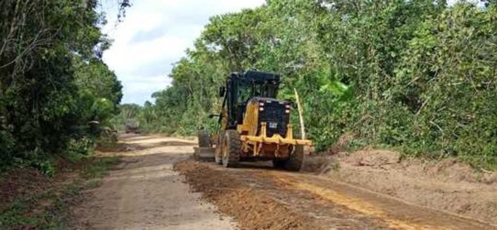 Prefeitura inicia recuperação da Estrada da Lagoa Encantada