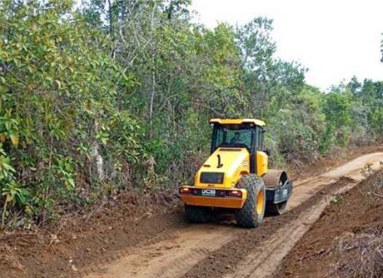 Prefeitura realiza patrolamento e encascalhamento na região do Aderno