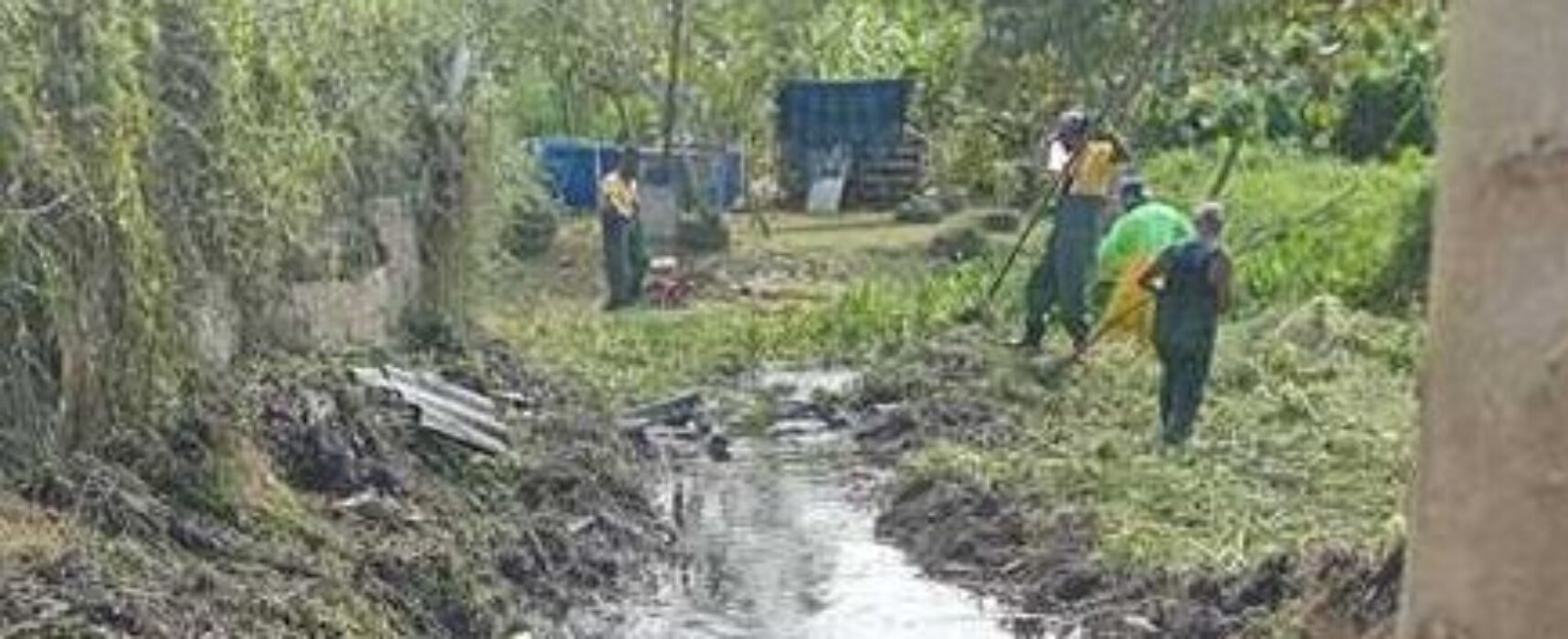 Limpeza de canal e valetas remove resíduos acumulados e favorece o escoamento da água