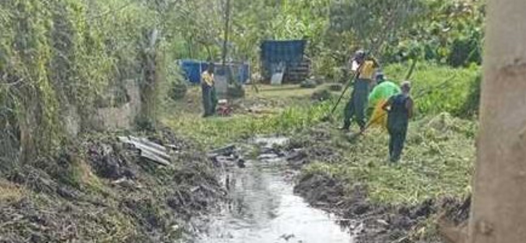 Limpeza de canal e valetas remove resíduos acumulados e favorece o escoamento da água