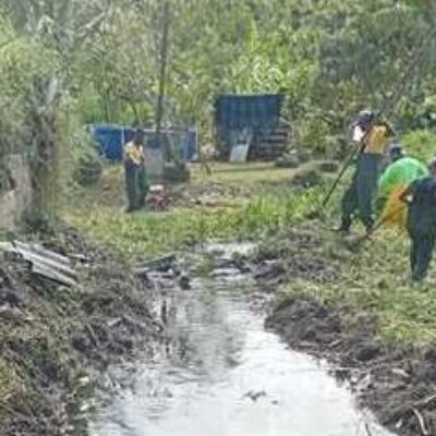 Limpeza de canal e valetas remove resíduos acumulados e favorece o escoamento da água