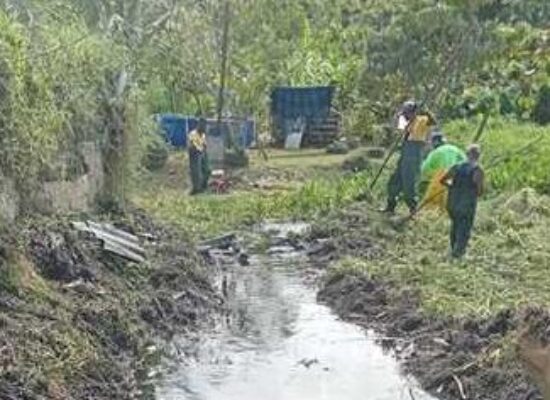 Limpeza de canal e valetas remove resíduos acumulados e favorece o escoamento da água