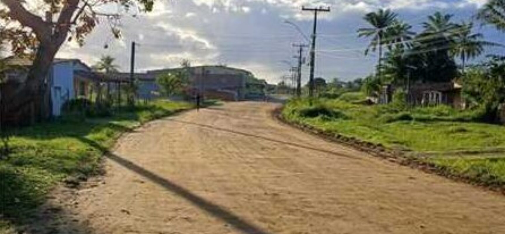Prefeitura realiza patrolamento e encascalhamento em acesso ao Jóia do Atlântico