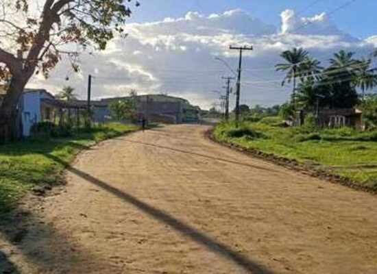 Prefeitura realiza patrolamento e encascalhamento em acesso ao Jóia do Atlântico