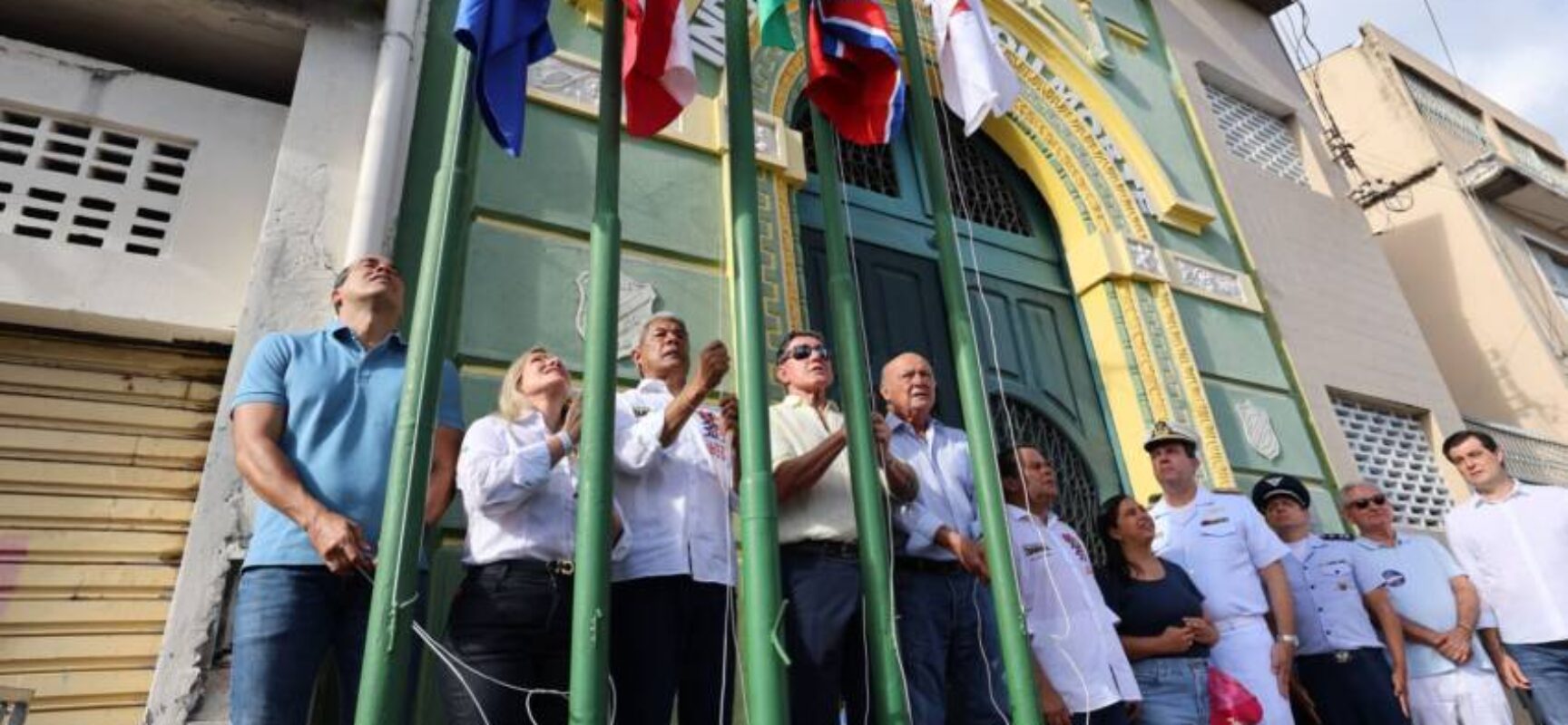 Governador participa da abertura e segue no cortejo do Dois de Julho em Salvador