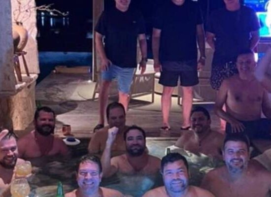 PF encontra foto de políticos baianos em festa com advogado investigado no caso do INSS
