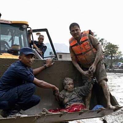Enchente deixa quase 400 desaparecidos e ao menos 31 mortos no Nepal