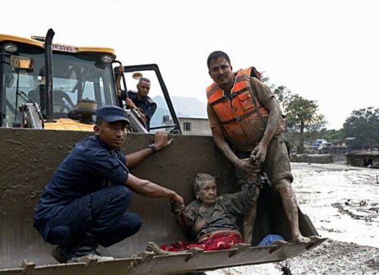 Enchente deixa quase 400 desaparecidos e ao menos 31 mortos no Nepal