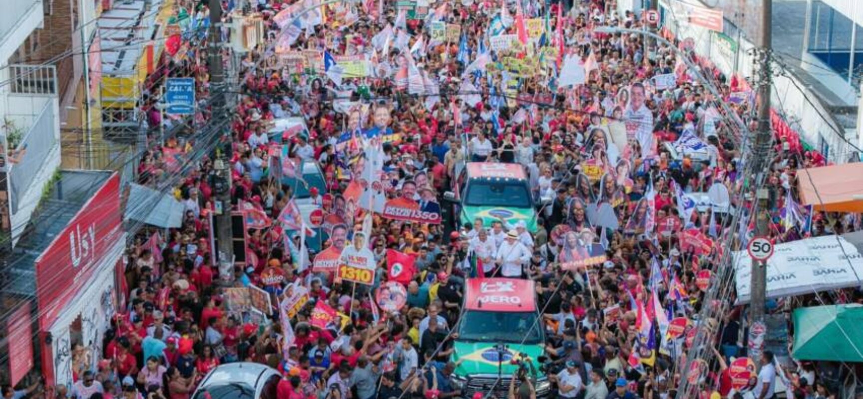 Caminhada de Lula reúne multidão na Liberdade em Salvador