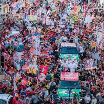 Caminhada de Lula reúne multidão na Liberdade em Salvador
