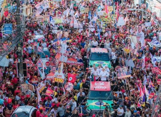 Caminhada de Lula reúne multidão na Liberdade em Salvador